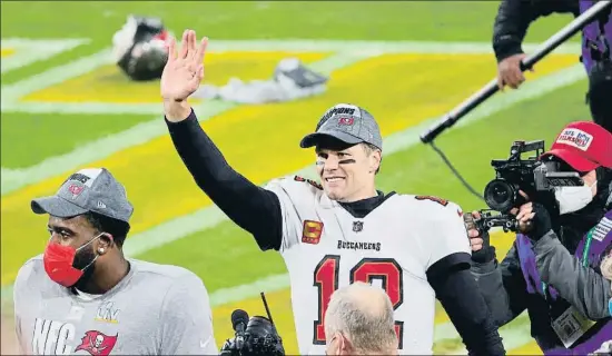  ?? STACY REVERE / AFP ?? Tom Brady celebra la victoria sobre los Green Bay Packers que supuso su décima clasificac­ión para una Super Bowl