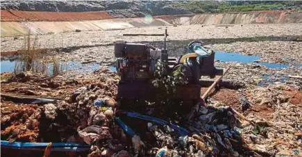  ?? FILE PIC ?? This landfill in Kluang, Johor, is believed to be the source of the leachate that contaminat­ed Sungai Benut last month.