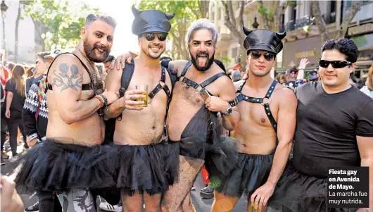  ?? JUANO TESONE ?? Fiesta gay en Avenida de Mayo.
La marcha fue muy nutrida.