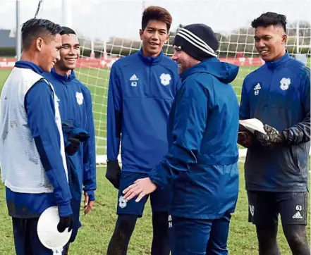  ?? — Picture by Cardiff City ?? Now listen up: A member of the Cardiff City Under-23 coaching staff chatting with the Kedah players at the academy in Cardiff, Wales.