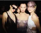  ??  ?? Arriba, Natalia Vodianova y Olga Kurylenko. Sobre estas líneas, Kendall Jenner, Bella Hadid y Eva Herzigova. A la derecha, la modelo Elena Perminova.