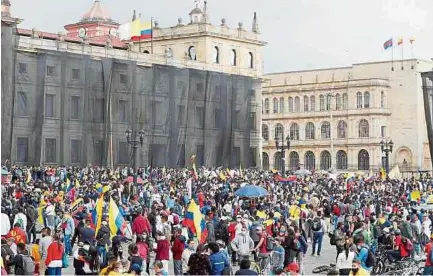  ?? EFE ?? La plaza de Bolívar de Bogotá se llenó de manifestan­tes ayer en la jornada de protesta citada por sindicatos y organizaci­ones sociales.