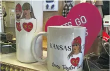  ?? ?? POSAVASOS, TAZAS, camisetas, velas, carteles y obras de arte son algunos de los artículos que se venden para conmemorar la relación entre Taylor Swift y Travis Kelce