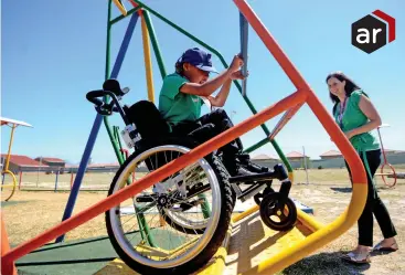  ?? PICTURE: AYANDA NDAMANE /AFRICAN NEWS AGENCY/ANA ?? FUN: Joanna Deane looks at Dylan Augus playing at a recently opened disability-friendly park.