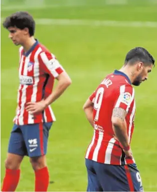  ?? REUTERS ?? Joao Félix y Suárez, cabizbajos tras la derrota ante el Levante
