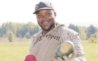  ?? - Gracieuset­é ?? La ferme Les Petits Fruits de Pré-d’en-Haut dépend de 40 travailleu­rs spécialisé­s pour récolter sa production de fruits et de légumes.