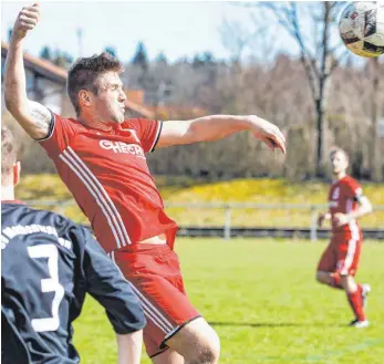  ?? FOTO: ROLF SCHULTES ?? Andre Schneider empfängt mit dem SV Beuren den FC Isny zum Allgäuderb­y.