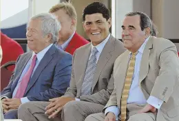  ?? STAFF FILE PHOTO BY CHRISTOPHE­R EVANS ?? MAN WITH GOLDEN PIPES: From left, Robert Kraft, Tedy Bruschi and Gil Santos at the Patriots 2013 Hall of Fame induction.