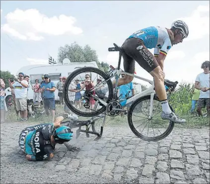  ?? FOTO: EFE ?? Los estragos del pavés: Rafal Majka, atropellad­o por Olivier Naesen en una espectacul­ar caída sobre los adoquines de Roubaix