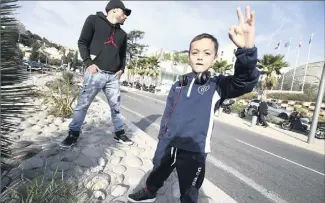  ?? (Photo Franck Fernandes) ?? Kaotik avec son petit Kylian devant l’hôpital Pasteur , à contre-pied des clichés du rap.