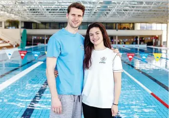  ??  ?? Adriano Niz com Ana Catarina Monteiro na piscina olímpica da Póvoa