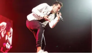  ?? CITIZEN PHOTO BY JAMES DOYLE ?? Hedley lead singer Jacob Hoggard interacts with the crowd last Thursday night at CN Centre. The band, which features local product Dave Rosin, was here as part of its Cageless tour.