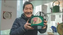  ??  ?? Left: Xie Dangwei holds an enameled steel ware piece on which he sprayed the pattern when he worked at the Shanghai Jiuxin Tangci Factory before the factory went bankrupt in 2002. Right: The shape of the chamber pots, commonly used when many Chinese families didn’t have toilets at home decades ago, resembles ancient Chinese bronze ware.