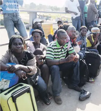  ??  ?? Autoridade­s haitianas han intentado devolver a muchos de sus ciudadanos que están volviendo a su país, tras vivir muchos años en territorio dominicano.
