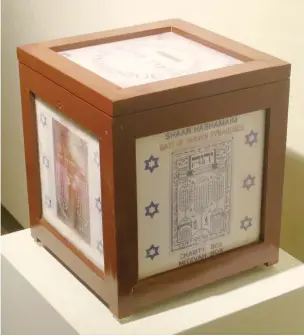  ?? (Wikimedia Commons) ?? TZEDAKAH BOX from Gate of Heaven Synagogue, India, mid-20th century. The box is inscribed in three languages: English, Hebrew and Marathi.