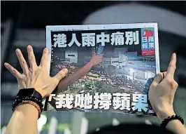  ?? [ Reuters ] ?? Die letzte Ausgabe der kritischen Hongkonger Zeitung „Apple Daily“.