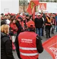  ?? Foto: Silvio Wyszengrad ?? Auch bei Renk in Augsburg legten die Beschäftig­ten für 24 Stunden die Arbeit nieder.