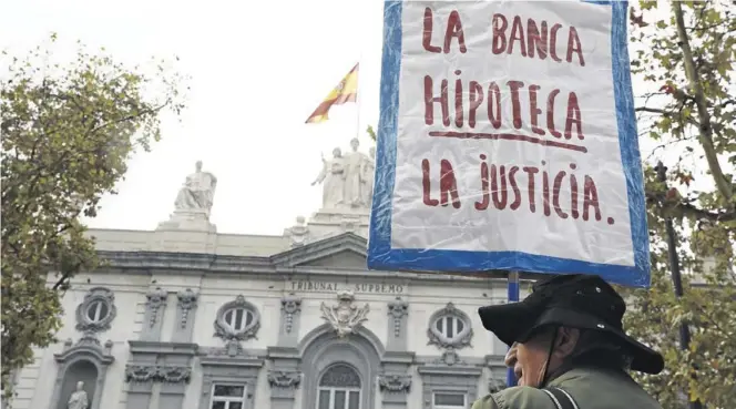  ?? JOSÉ LUIS ROCA ?? Durante dos días, el tribunal Supremo ha deliberado sobre quién debía pagar los impuestos de las hipotecas.