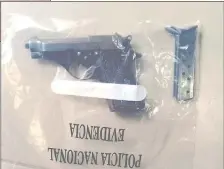  ??  ?? La pistola calibre 7.65 milímetros que fue utilizada en el intento de feminicidi­o de ayer.