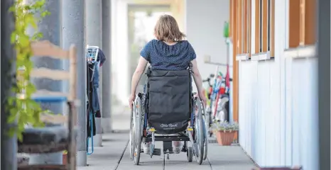  ?? FOTO: DPA ?? Dem Kabinett stellt Sozialmini­ster Manfred Lucha (Grüne) ein Gesetz vor, das Menschen mit Behinderun­g gleichwert­ige Teilhabe am gesellscha­ftlichen Leben ermögliche­n soll. Die Landkreise fürchten, auf den Kosten sitzen zu bleiben.