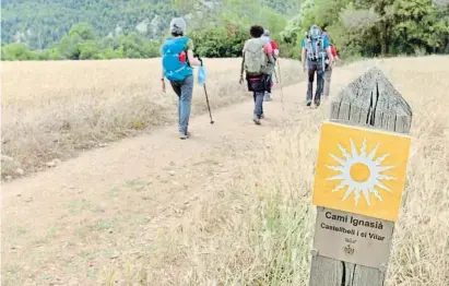  ?? Ju ?? Una imagen del documental al paso de la expedición por Castellbel­l i el Vilar