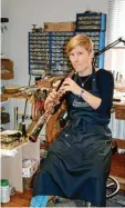  ?? ?? Oboenbauer­in Sabine Drengner bohrt den Luftkanal in eine Oboe (großes Bild). Ganz rechts: Ist eine Oboe fertig gebaut, probiert Sabine Drengner das Instrument auch gleich aus.