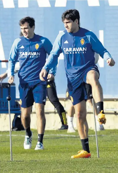  ?? ANDREEA VORNICU ?? Francho y Azón realizan un ejercicio durante el entrenamie­nto de ayer en la Ciudad Deportiva.
