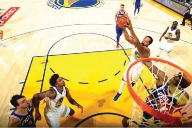  ?? AP ?? NAGAWANG makaiskor ni Shaun Livingston ng Golden State Warriors sa isang play sa first period ng laban sa Philadelph­ia Sixers. Nagwagi ang Warriors.