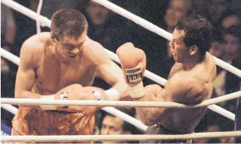  ?? FOTO: IMAGO ?? Graciano Rocchigian­i (li.) im zweiten seiner zwei legendären Kämpfe gegen Henry Maske am 14. Oktober 1995 in der Münchner Olympiahal­le; er verliert nach Punkten.