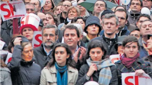  ?? A. I. ?? Cargos del PP, entre ellos Alfonso Rueda (segunda fila), en la manifestac­ión contra la normalizac­ión del gallego en 2009 en Santiago.