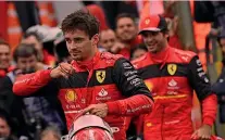  ?? AFP ?? Coppia rossa Charles Leclerc, 24 anni, davanti a Carlos Sainz