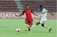  ?? AP ?? Ghana’s Najeeb Yakubu (red) and Mali’s Djemoussa Traore fight for the ball during the U-17 World Cup quarterfin­al. —