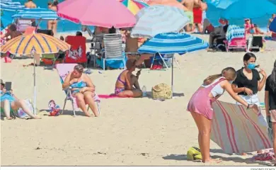  ?? ERASMO FENOY. ?? Varias personas en la playa de El Rinconcill­o.