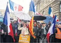  ?? BLOOMBERG ?? People protest against vaccinatio­n mandates to control the spread of Covid-19 in Paris on Saturday.