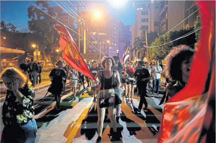  ?? Foto Ricardo Arduengo/AFP ?? Una protesta en San Juan de Puerto Rico por los recortes de pensiones, el cierre de escuelas y la lenta recuperaci­ón tras el huracán María