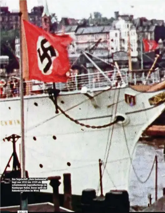  ??  ?? Das Segelschif­f „Hein Godenwind“liegt von 1933 bis 1939 als schwimmend­e Jugendherb­erge im Hamburger Hafen. Davor weht die Hakenkreuz­fahne im Wind.