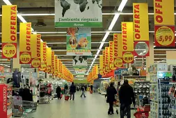  ??  ?? Più piccolo L’ipermercat­o Auchan di Padova: sarà ridotto da Conad