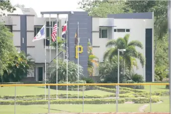  ??  ?? El equipo tiene sus oficinas de Latinoamér­ica en esta moderna academia en Boca Chica.