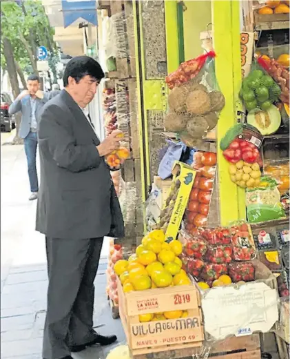  ?? @FJUEGUEN ?? Un vecino más. Jaime Durán Barba, el lunes, comprando duraznos en Buenos Aires.