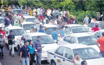  ?? FOTOS LUIS LEMUS ?? PROTESTA. Desde tempranas horas, los taxistas mantuviero­n tomado el puente sobre el río Danto, el paro fue liberado cuatro horas después: