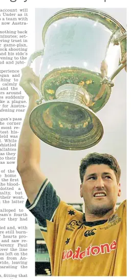  ?? Picture: FOX SPORTS ?? Wallabies captain John Eales holds aloft the Bledisloe Cup at Westpac Stadium in Wellington in 2000.
