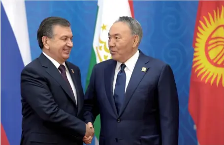  ??  ?? Photo ci-dessus :
Chavkat Mirziyoev, président d’Ouzbékista­n (à gauche), lors d’une rencontre avec son homologue du Kazakhstan en 2017. La détente intervenue dans les relations de l’Ouzbékista­n avec ses voisins et la réouvertur­e progressiv­e de leurs frontières communes comptent parmi les changement­s politiques les plus importants depuis la fin de l’ère Karimov. Le 29 novembre 2019, et pour la première fois, les cinq chefs d’État d’Asie centrale se sont réunis à Tachkent pour un sommet officiel. (© Kremlin.ru)