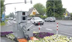  ?? FOTO: ZIEGLER ?? Dieser mobile „Blitzer“in einem Gaisbeurer Blumenbeet an der Bundesstra­ße 30 ist eigentlich nicht zu übersehen.