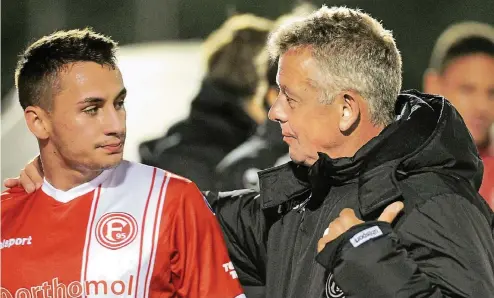  ?? FOTO: JANNING ?? Co-Trainer Peter Hermann beim Pausengesp­räch mit Angreifer Davor Lovren in Ratingen. Wie viele dieser Art wird es für ihn bei Fortuna noch geben?