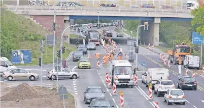  ?? NGZ-FOTOS: LOTHAR BERNS ?? Viel Geduld und Zeit brauchen Autofahrer derzeit, um die Fahrt durch Büttgen über die Neersener Straße zu bewältigen.