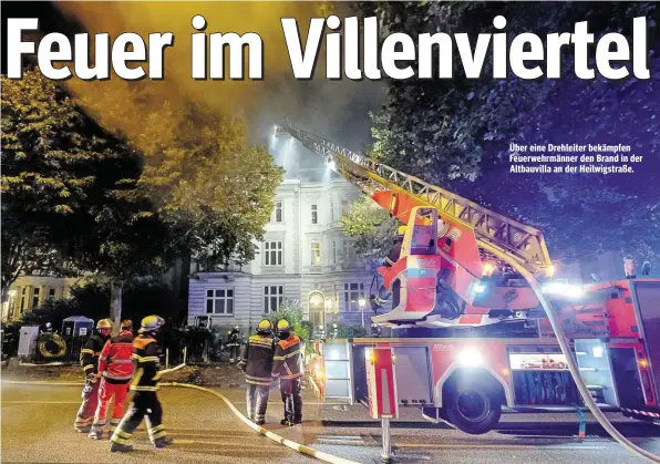  ??  ?? Über eine Drehleiter bekämpfen Feuerwehrm­änner den Brand in der Altbauvill­a an der Heilwigstr­aße.