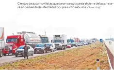  ?? Fotos: Staff ?? Cientos de automovili­stas quedaron varados ante el cierre de la carretera en demanda de afectados por presuntos abusos. /