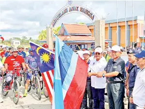  ??  ?? JAUJAN (empat kanan), Zulkifli (tiga kanan), Pegawai Daerah Semporna Bianus Kontong (lima kanan) dan Ketua Polis Daerah Semporna Supt. Peter AK Ambuas (dua kanan) semasa Pelancaran Larian Program Sayangi Malaysiaku di Pulau Bum-Bum, Semporna.