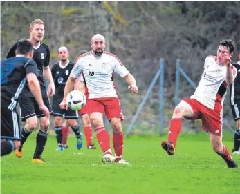  ?? FOTO: MAS ?? Die SG Nellingen (weiß) trennte sich im Spitzenspi­el vom TSV Herrlingen leistungsg­erecht 1:1.