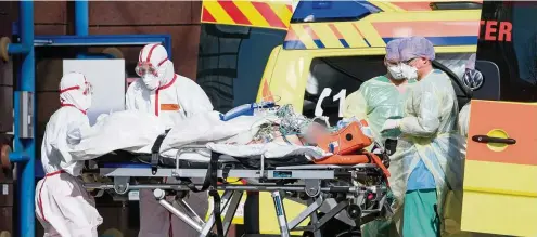  ?? FOTO: DPA PICTURE-ALLIANCE/HENDRIK SCHMIDT ?? Ein schwer kranker Covid-19-Patient wird am Helios-Klinikum in Leipzig aufgenomme­n.